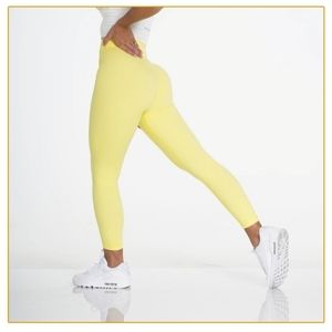 Nwt NVGTN Signature leggings sz. Medium